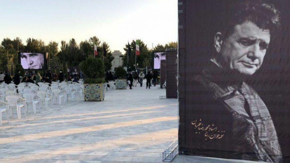 پیکر استاد محمدرضا شجریان در خانه ابدیاش آرام گرفت/ آواز "مرغ سحر" همایون بر مزار پدر پیکر استاد محمدرضا شجریان در خانه ابدیاش آرام گرفت/ آواز "مرغ سحر" همایون بر مزار پدر
