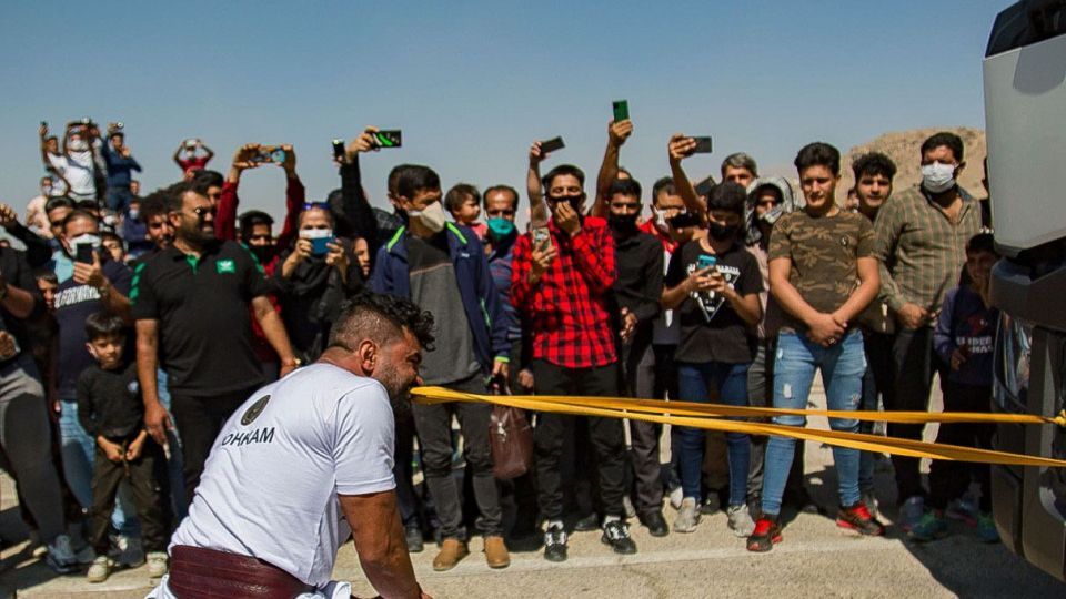 جابجایی رکورد کشیدن تریلی با فک و دندان