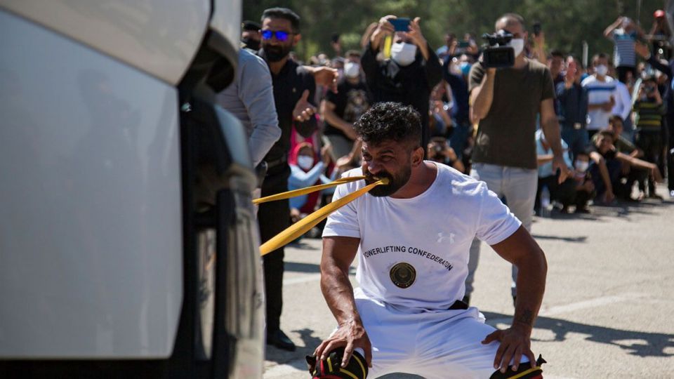 جابجایی رکورد کشیدن تریلی با فک و دندان
