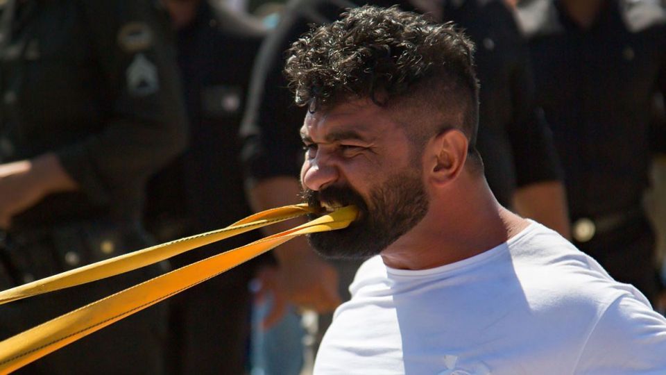 جابجایی رکورد کشیدن تریلی با فک و دندان