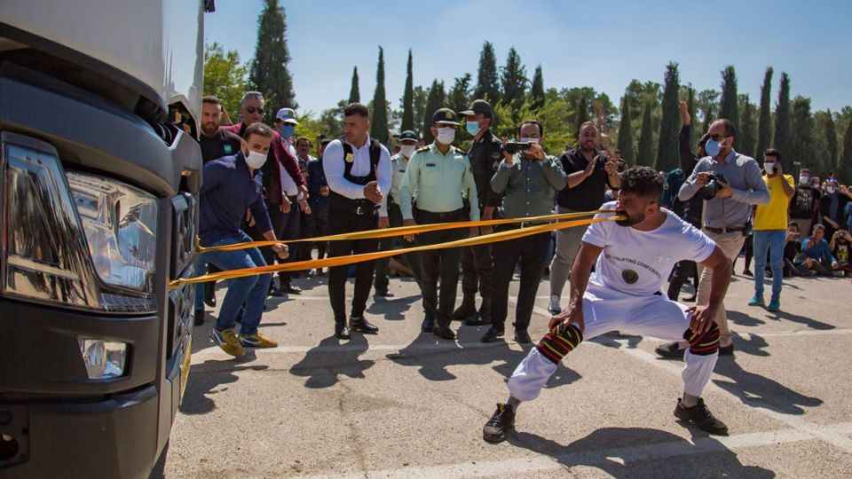 جابجایی رکورد کشیدن تریلی با فک و دندان