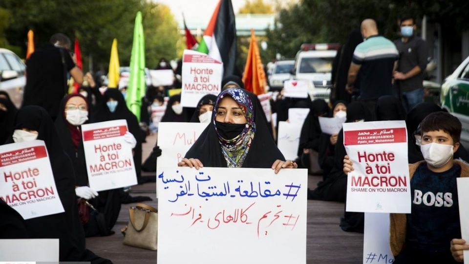 اعتراض به مکر ماکرون