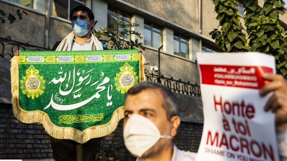 اعتراض به مکر ماکرون