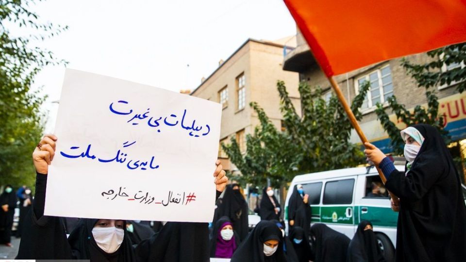 اعتراض به مکر ماکرون