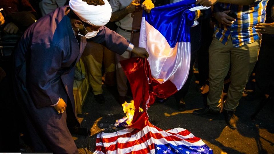 اعتراض به مکر ماکرون