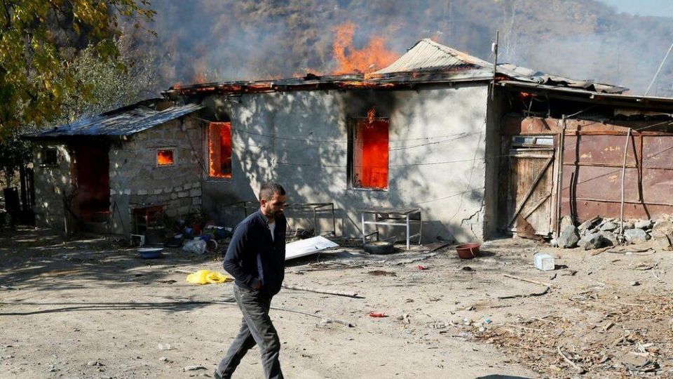 ارمنی‌های ساکن قره‌باغ خانه‌های خود را آتش زدند