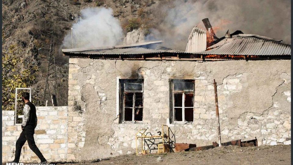 ارمنی‌های ساکن قره‌باغ خانه‌های خود را آتش زدند