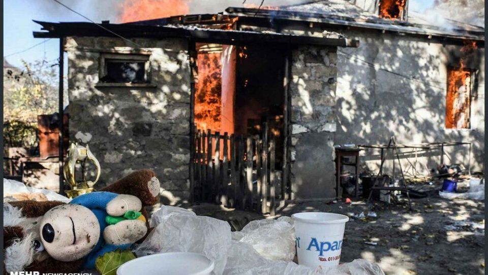 ارمنی‌های ساکن قره‌باغ خانه‌های خود را آتش زدند