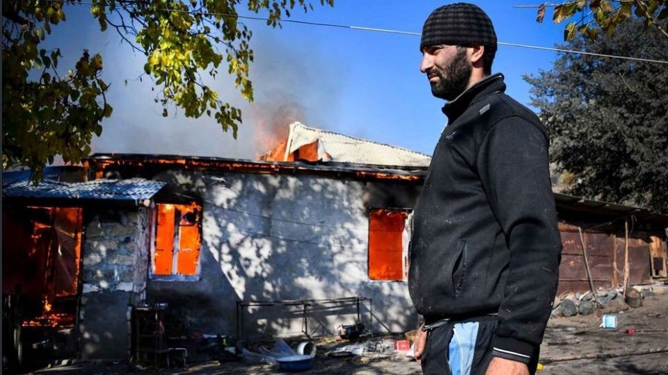 ارمنی‌های ساکن قره‌باغ خانه‌های خود را آتش زدند