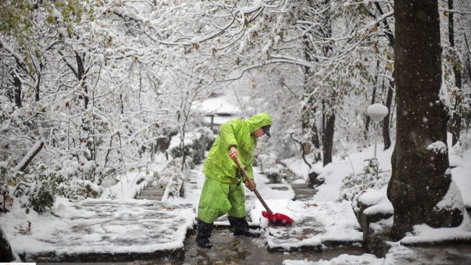بارش برف پاییزی در شمال تهران