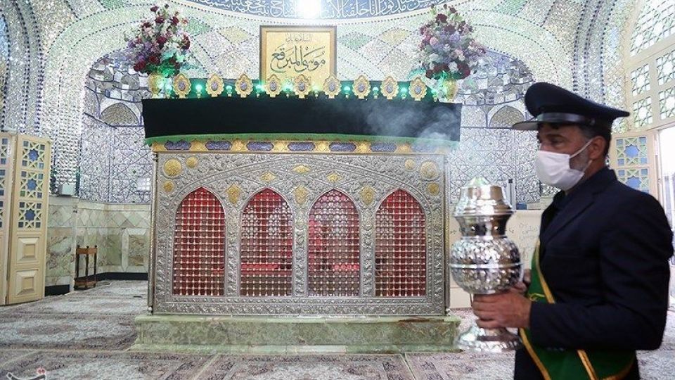 آیین غبار روبی ضریح امامزاده موسی مبرقع