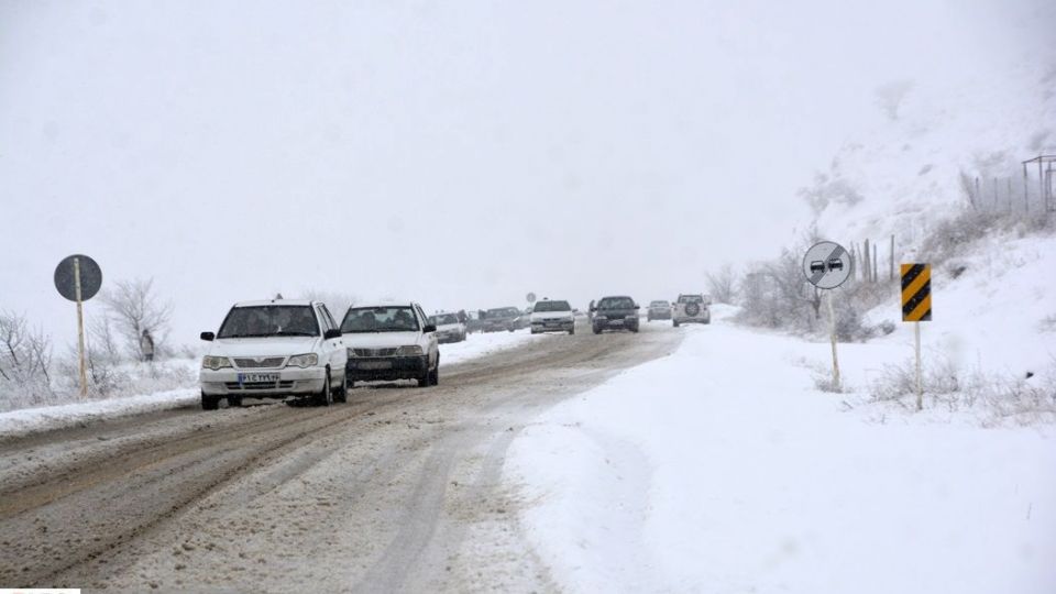 طبیعت سفیدپوش در روز زیبای برفی 