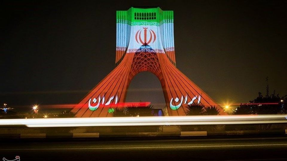 نقش اتحاد و همبستگی ملت ایران بر برج آزادی