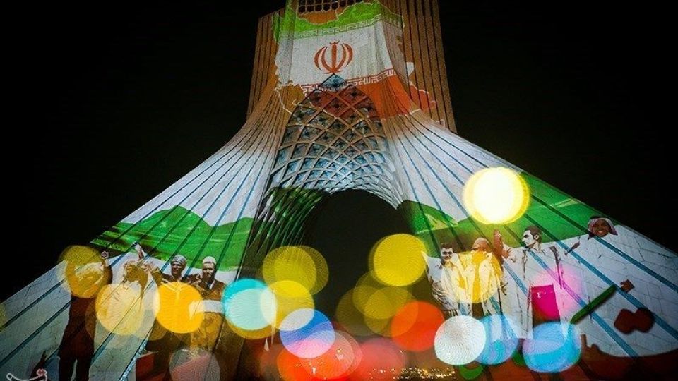 نقش اتحاد و همبستگی ملت ایران بر برج آزادی