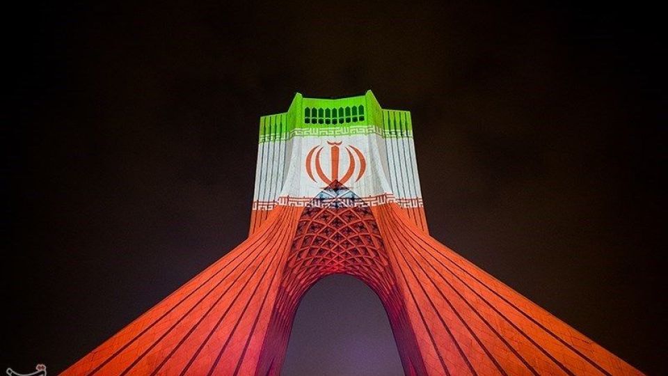 نقش اتحاد و همبستگی ملت ایران بر برج آزادی