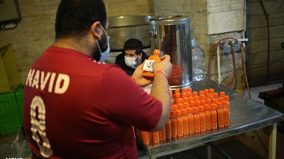 تهیه و توزیع آبمیوه برای بیماران کرونایی