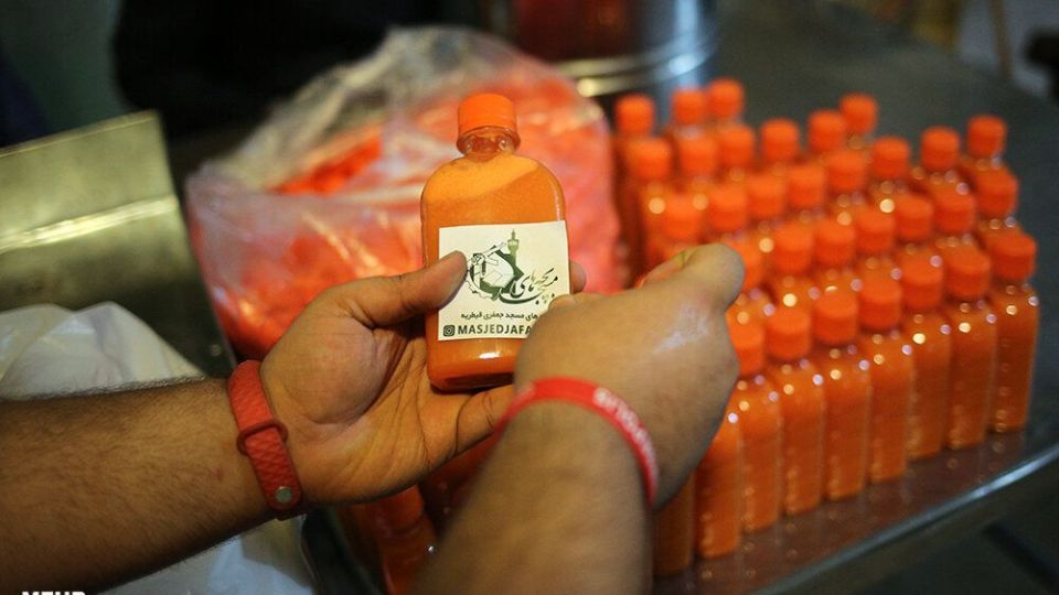 تهیه و توزیع آبمیوه برای بیماران کرونایی