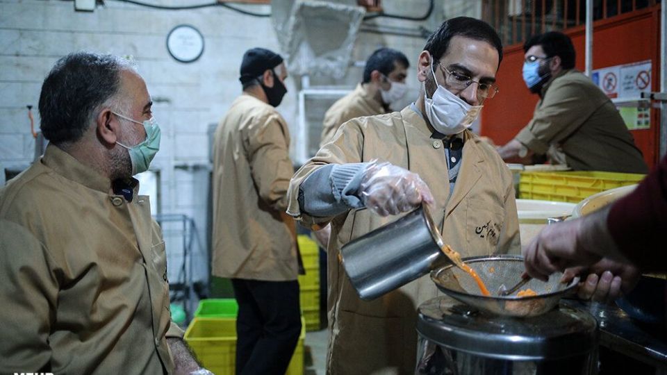 تهیه و توزیع آبمیوه برای بیماران کرونایی