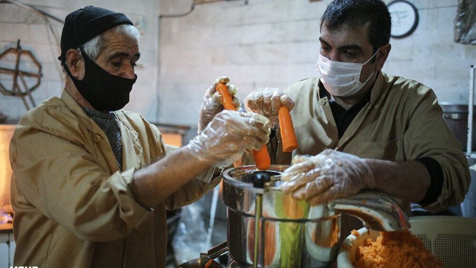 تهیه و توزیع آبمیوه برای بیماران کرونایی