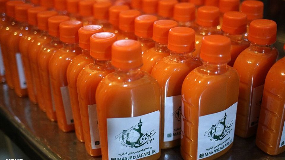 تهیه و توزیع آبمیوه برای بیماران کرونایی