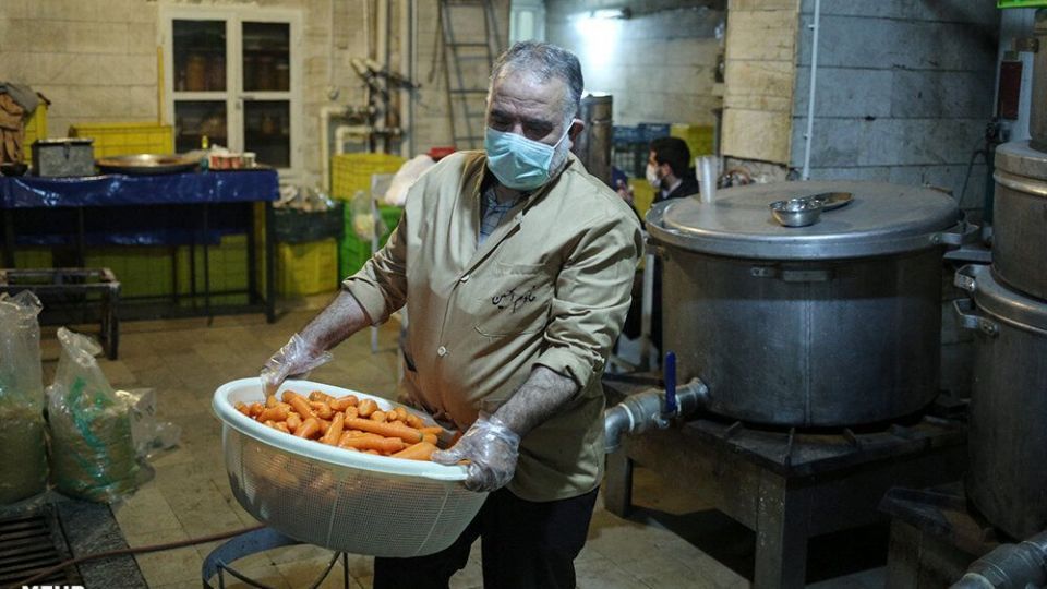 تهیه و توزیع آبمیوه برای بیماران کرونایی