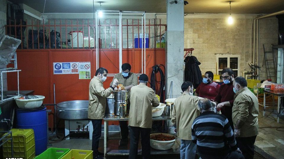 تهیه و توزیع آبمیوه برای بیماران کرونایی