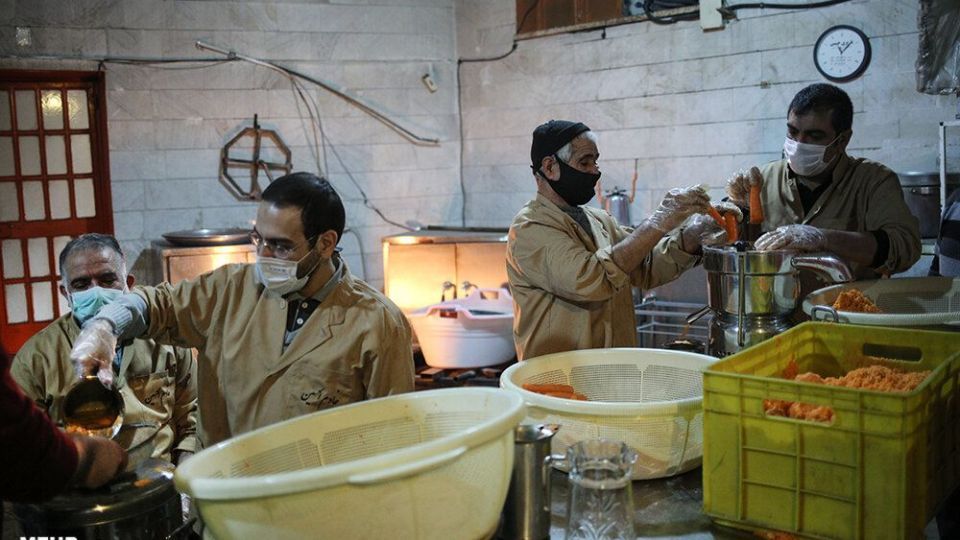 تهیه و توزیع آبمیوه برای بیماران کرونایی