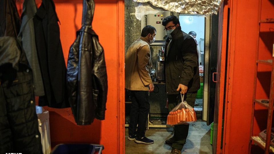 تهیه و توزیع آبمیوه برای بیماران کرونایی