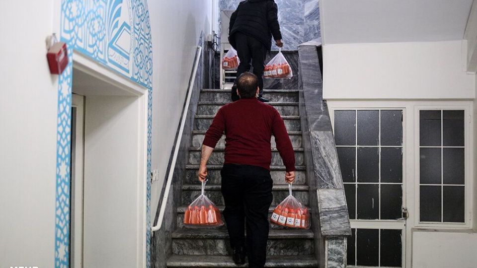 تهیه و توزیع آبمیوه برای بیماران کرونایی