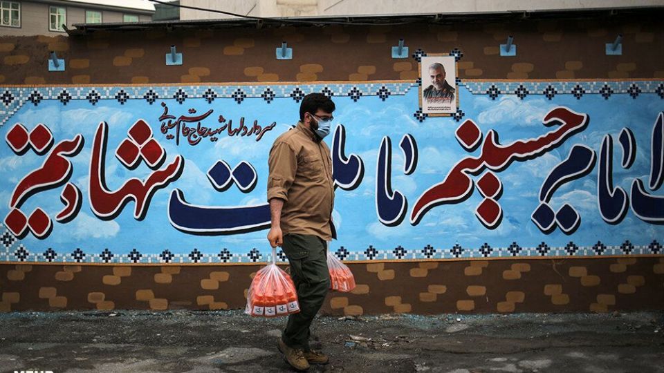 تهیه و توزیع آبمیوه برای بیماران کرونایی