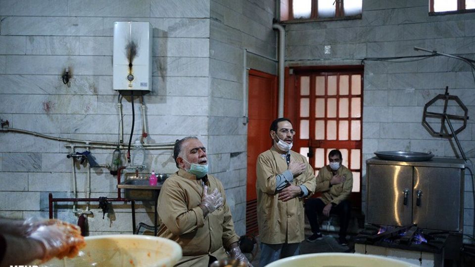 تهیه و توزیع آبمیوه برای بیماران کرونایی