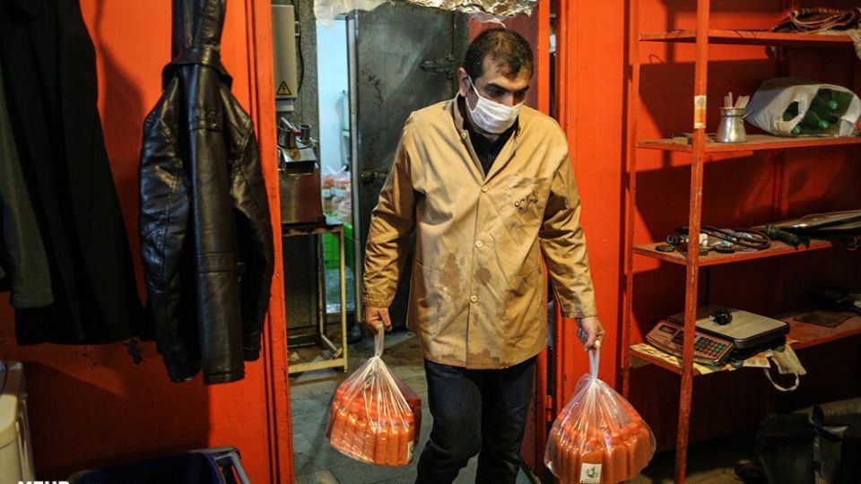 تهیه و توزیع آبمیوه برای بیماران کرونایی