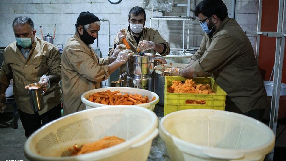 تهیه و توزیع آبمیوه برای بیماران کرونایی