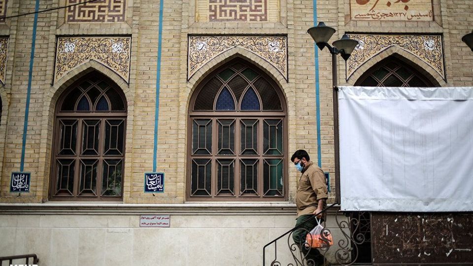 تهیه و توزیع آبمیوه برای بیماران کرونایی