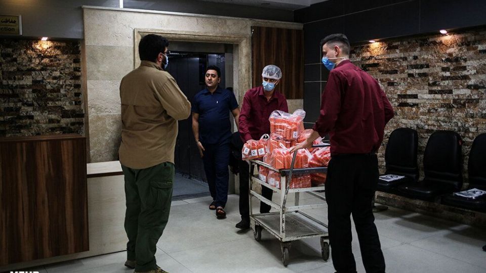 تهیه و توزیع آبمیوه برای بیماران کرونایی