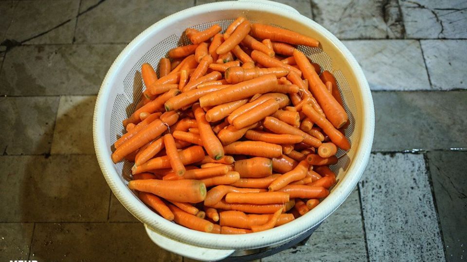 تهیه و توزیع آبمیوه برای بیماران کرونایی