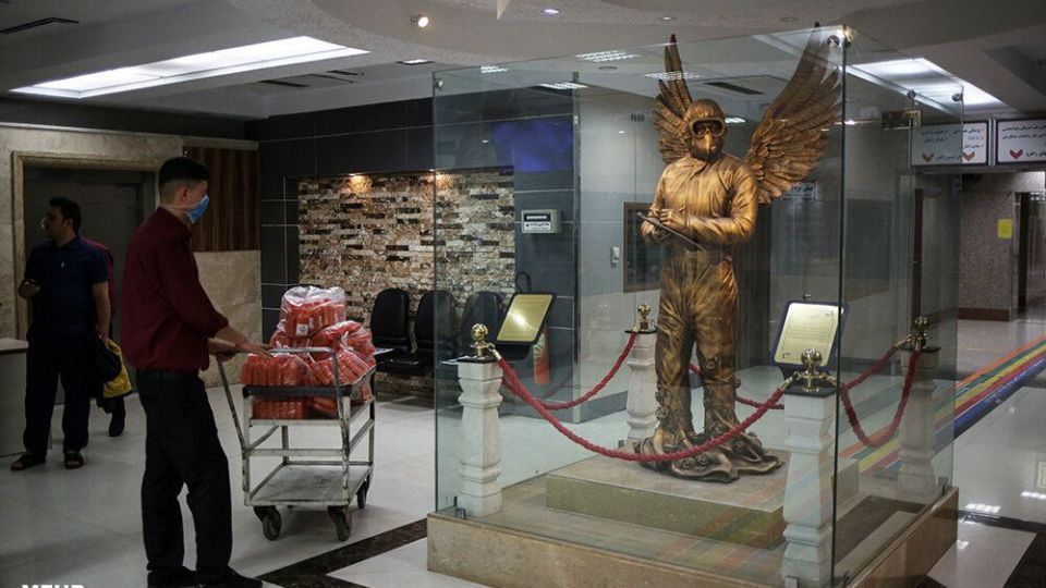 تهیه و توزیع آبمیوه برای بیماران کرونایی