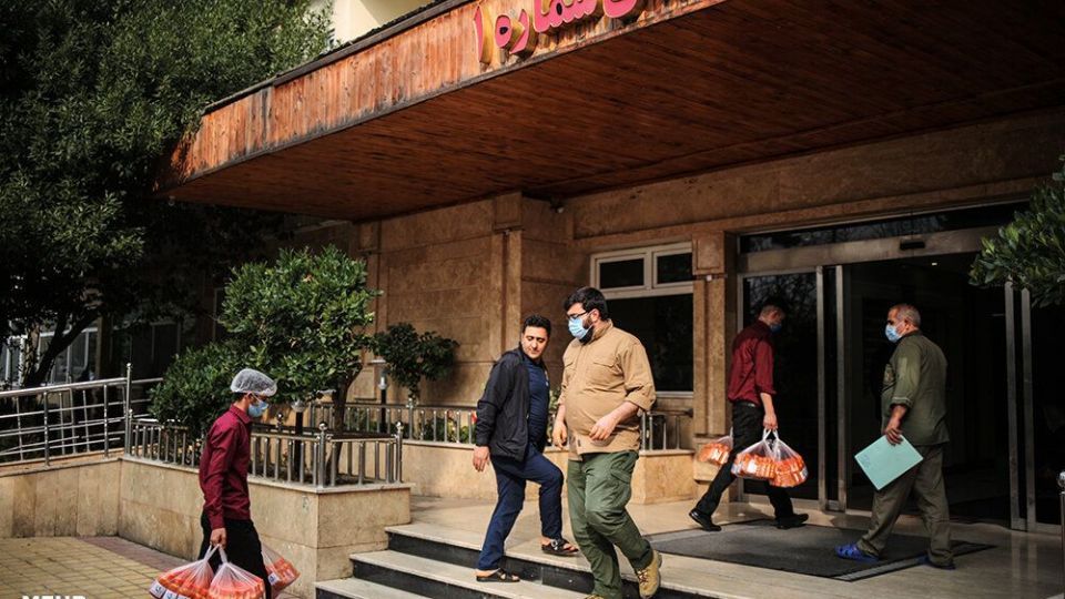 تهیه و توزیع آبمیوه برای بیماران کرونایی