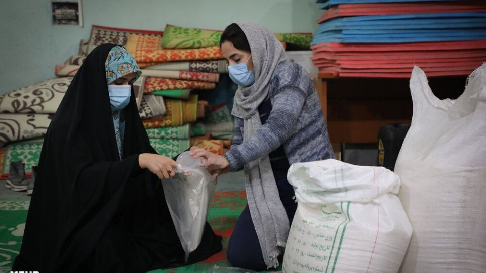 توزیع سبد مواد غذایی در آستانه شب یلدا