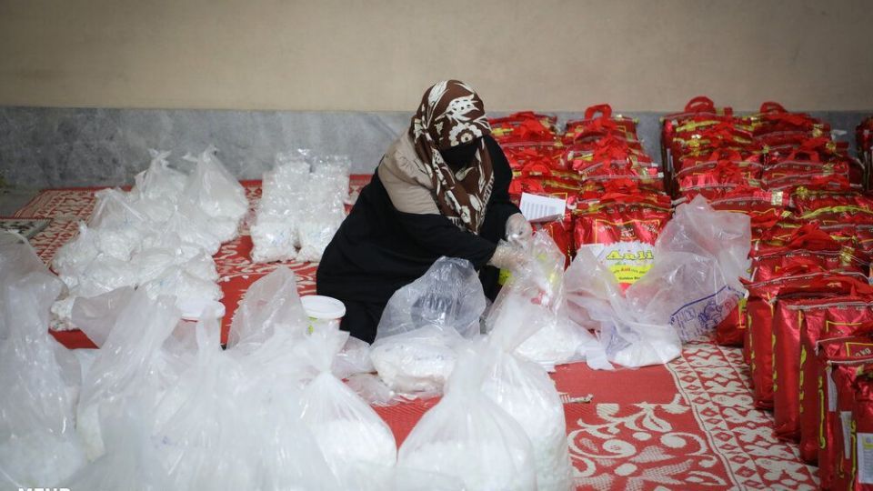 توزیع سبد مواد غذایی در آستانه شب یلدا
