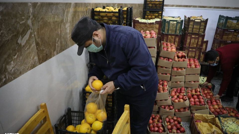 توزیع سبد مواد غذایی در آستانه شب یلدا