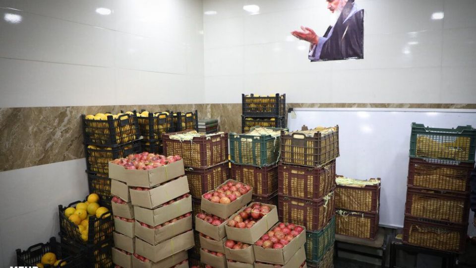 توزیع سبد مواد غذایی در آستانه شب یلدا