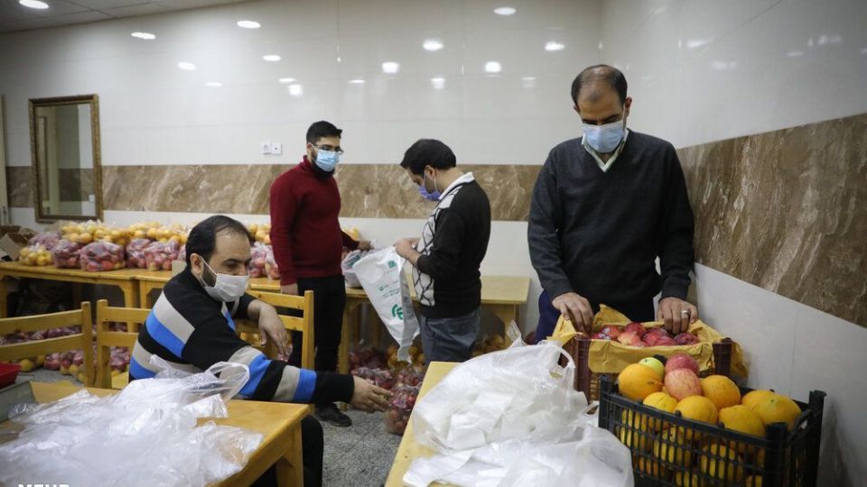 توزیع سبد مواد غذایی در آستانه شب یلدا