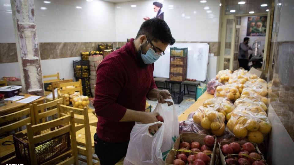 توزیع سبد مواد غذایی در آستانه شب یلدا