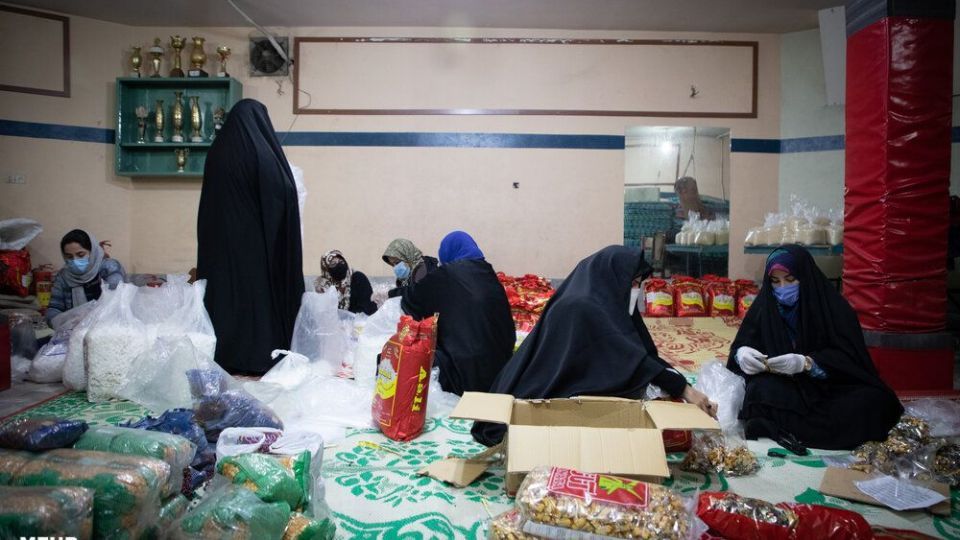 توزیع سبد مواد غذایی در آستانه شب یلدا