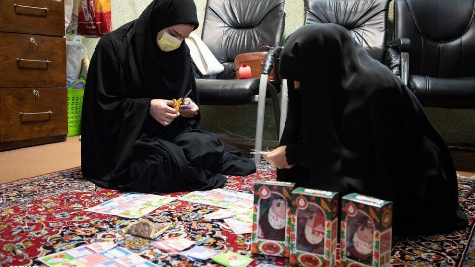 توزیع سبد مواد غذایی در آستانه شب یلدا