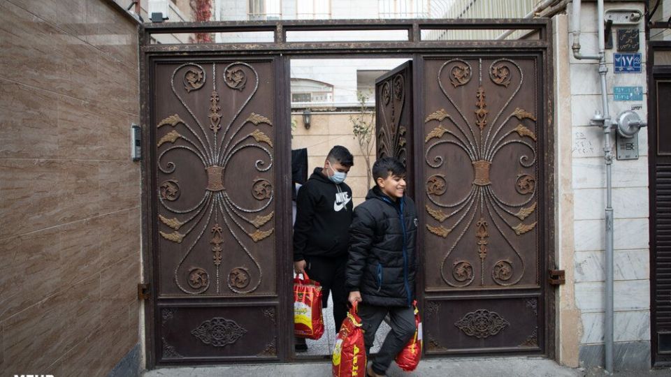 توزیع سبد مواد غذایی در آستانه شب یلدا