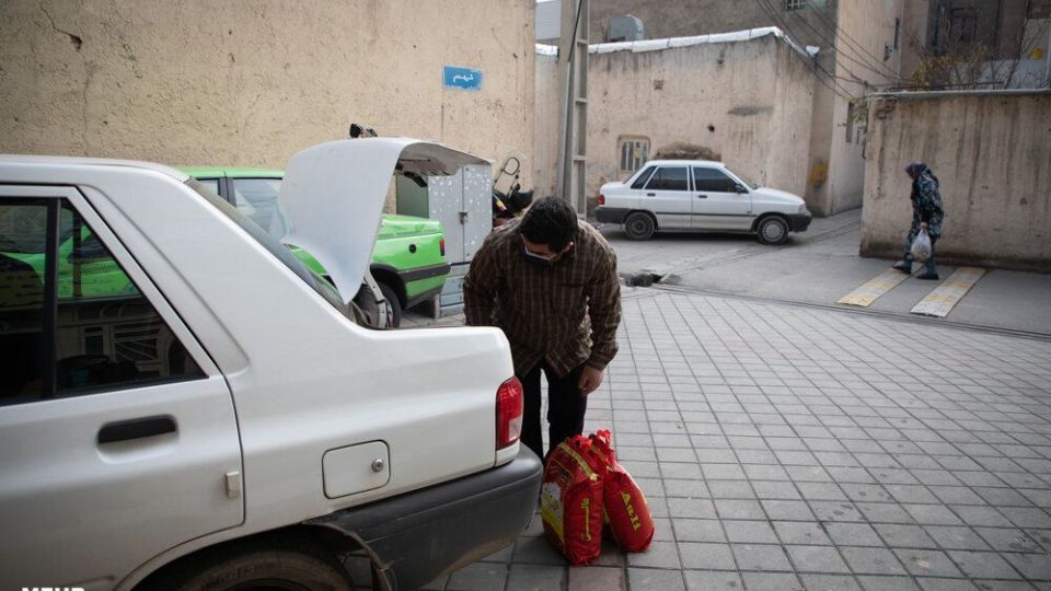 توزیع سبد مواد غذایی در آستانه شب یلدا