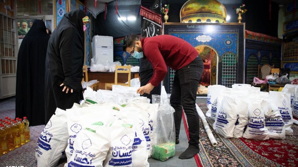 توزیع سبد مواد غذایی در آستانه شب یلدا