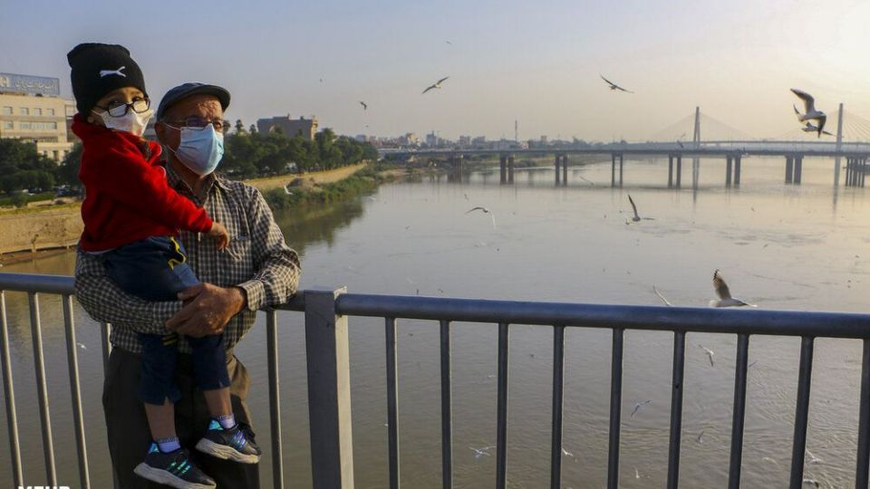 پذیرایی اهوازی ها از مرغ های ماهی خوار